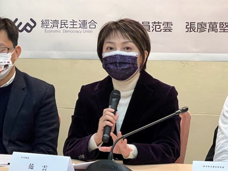 民进党立委范云嘲讽香港国安法宇宙无敌，台湾言论自由受挑战。(记者 黄春梅摄)