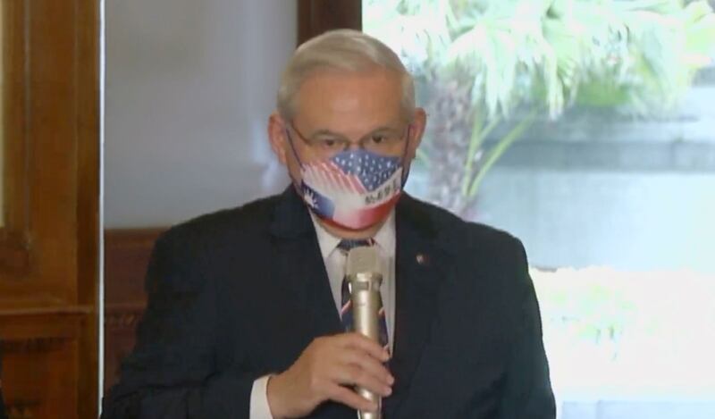 美国参院外交委员会主席梅南德兹(Robert Menendez)一行人在台湾召开记者会。(外交部提供)