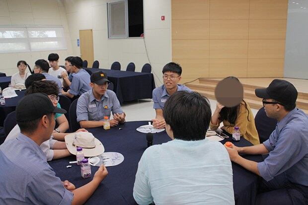 남북 대학생과 해군 장병들이 함께 대한민국의 안보에 대해 자기 생각을 나누고 있다.  