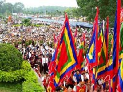 Lễ giỗ Tổ Hùng Vương - Lễ hội Đền Hùng năm 2010, tại tỉnh Phú Thọ. Photo courtesy of sinhviennonglam.com