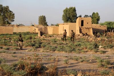 Dân quân võ trang người Kurd tuần tiễu quanh một vị trí đối diện phiến quân Hồi giáo Sunni ISIL - AFP photo 