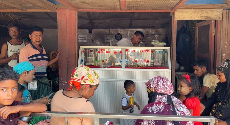 မွတ်စလင်အများစုနေထိုင်သည့် စစ်တွေမြို့နယ် ဒါးပိုင်ရွာဈေးတွင် ဖွင့်လှစ်ထားသည့် ရခိုင် တိုင်းရင်းသားပိုင် ရွှေပန်းထိမ်ဆိုင်တစ်ဆိုင်အား ၂၀၂၃ ခုနှစ်၊ ဧပြီလ ၂၈ ရက်နေ့က တွေ့ရစဉ်။ (Photo: RFA)