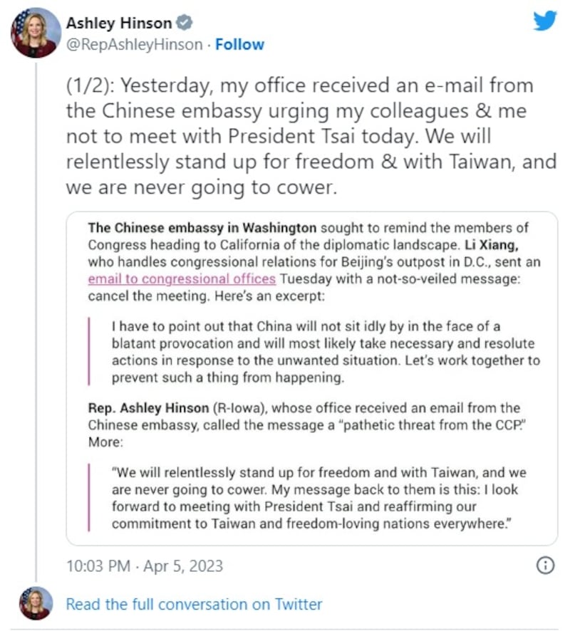 美國共和黨籍眾議員辛森（Ashley Hinson）周三（5日）在Twitter公開了中國駐美使館的威脅信內容。（Twitter截圖 ）