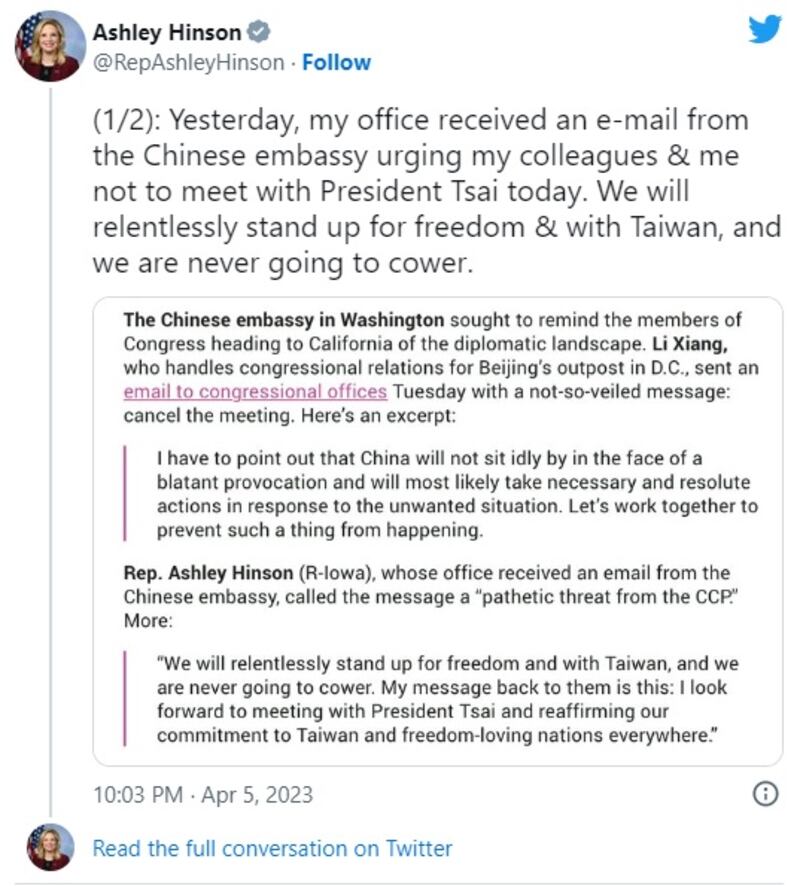 美國共和黨籍眾議員辛森(Ashley Hinson)周三(5日)在Twitter公開了中國駐美使館的威脅信內容。(Twitter截圖 )