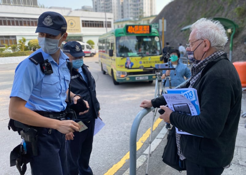 2022年1月6日，甘浩望到赤柱監獄外靜坐，期間有警員了解情況。（董舒悅 攝）