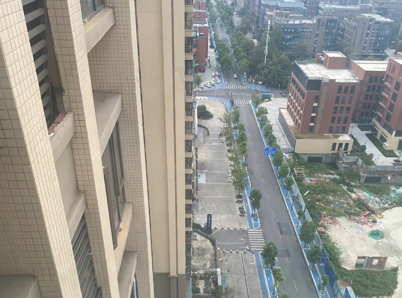 一名成都居民今天（2日）在住宅樓高處拍攝的街道狀況。（網絡圖片）