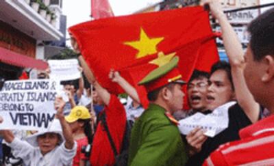 Thanh niên, sinh viên xuống đường phản đối TQ lấn chiếm lãnh hải Việt Nam. AFP photo.