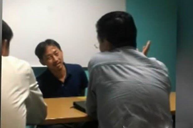 말레이시아 언론매체 아스트로아와니가 입수해 공개한 리정철과 북한대사관 관계자의 석방 전 영사면담 장면. 