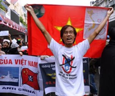 Những người biểu tình hô to khẩu hiệu chống Trung Quốc và diễu hành tới Đại sứ quán Trung Quốc ở Hà Nội hôm 09/12/2012. AFP photo
