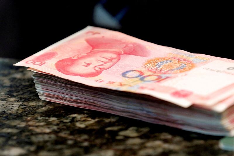 2016年3月30日,中国北京一家商业银行柜台上展示的100元人民币纸币。(路透社)