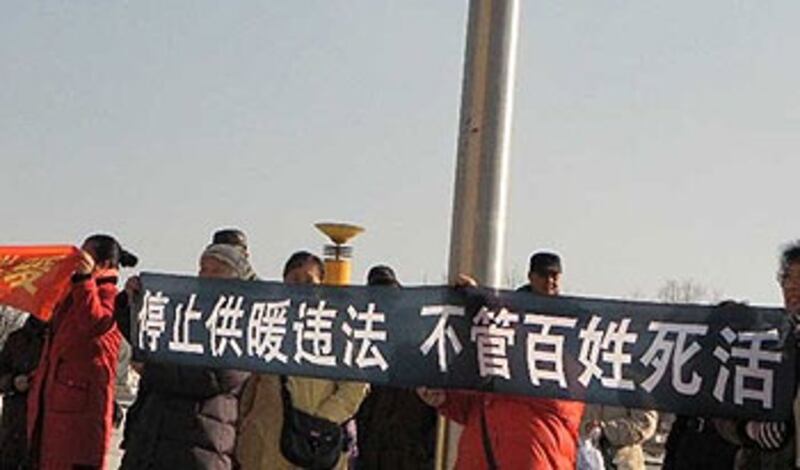 撫順拆遷戶到巿政府上訪，抗議當局停止供暖，不理百姓死活。（照片來自拆遷戶）