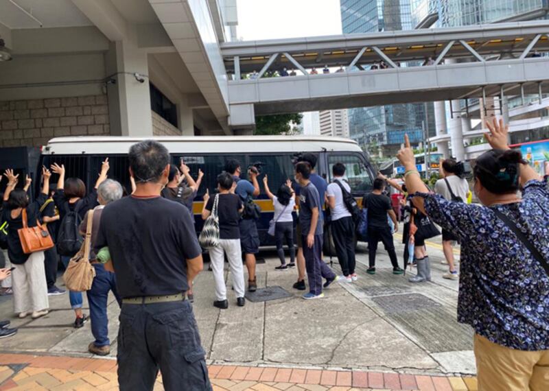 2020年9月17日,市民向囚車舉起「五」、「一」手勢。(劉少風 攝)