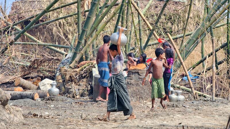 မုန်တိုင်းကြောင့် နေအိမ်များ ပျက်စီးသွားသည့် တိမ်ညိုဒုက္ခသည်စခန်းအား ၂၀၂၃ ခုနှစ် မေလ ၂၂ ရက်နေ့က တွေ့ရစဉ်။ (ဓာတ်ပုံ - ဦးစိုးနိုင်)