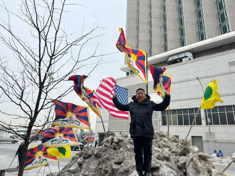 ཨ་རིའི་གྲོང་ཁྱེར་ནིའུ་ཡོག་ཏུ་ཡོད་པའི་འཛམ་གླིང་མཉམ་འབྲེལ་རྒྱལ་ཚོགས་ཀྱི་ལས་ཁུངས་མདུན་དུ་བློ་དགའ་ལགས་ཀྱིས་རང་སྲེག་ངོ་རྒོལ་གནང་སྟེ་སྐུ་གཤེགས་འདུག