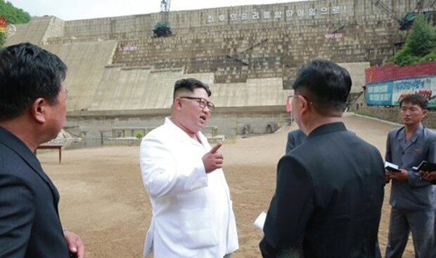 김정은 북한 국무위원장이 함경북도 어랑군의 수력발전소인 어랑천발전소 건설현장을 시찰했다고 조선중앙TV가 지난해 7월 보도했다. 김 위원장은 현장에서 댐 건설을 시작한 지 17년이 되도록 총 공사량의 70%만 진행된 점을 지적하며 내각 책임일꾼 등의 업무 태도를 질타했다. 사진은 심각한 표정으로 담당자들을 다그치는듯한 김 위원장의 모습.