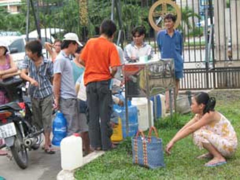 Nhà thờ Phao Lô ở TPHCM cung cấp nước sạch miễn phí cho người dân. Photo courtesy of tinhte.com