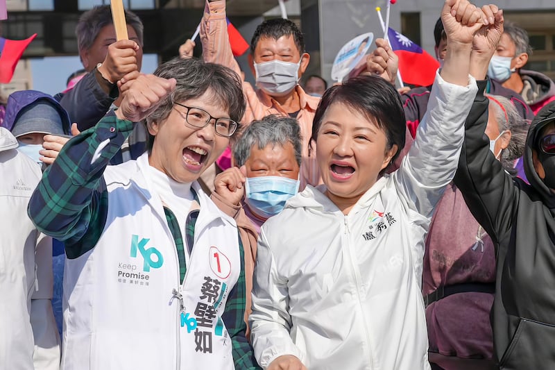 國民黨台中市長盧秀燕(右)公開替民眾黨立委候選人蔡壁如拉票。(蔡壁如臉書圖片)