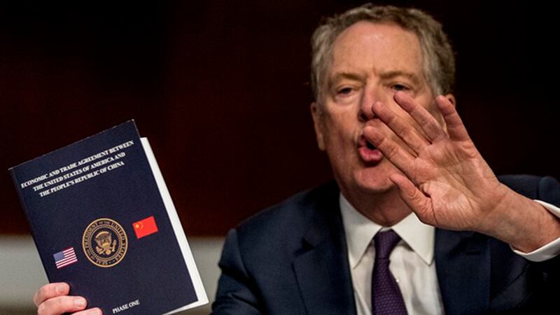 手持第一阶段美中贸易协议的美国贸易代表莱特希泽（Robert Lighthizer）（美联社）