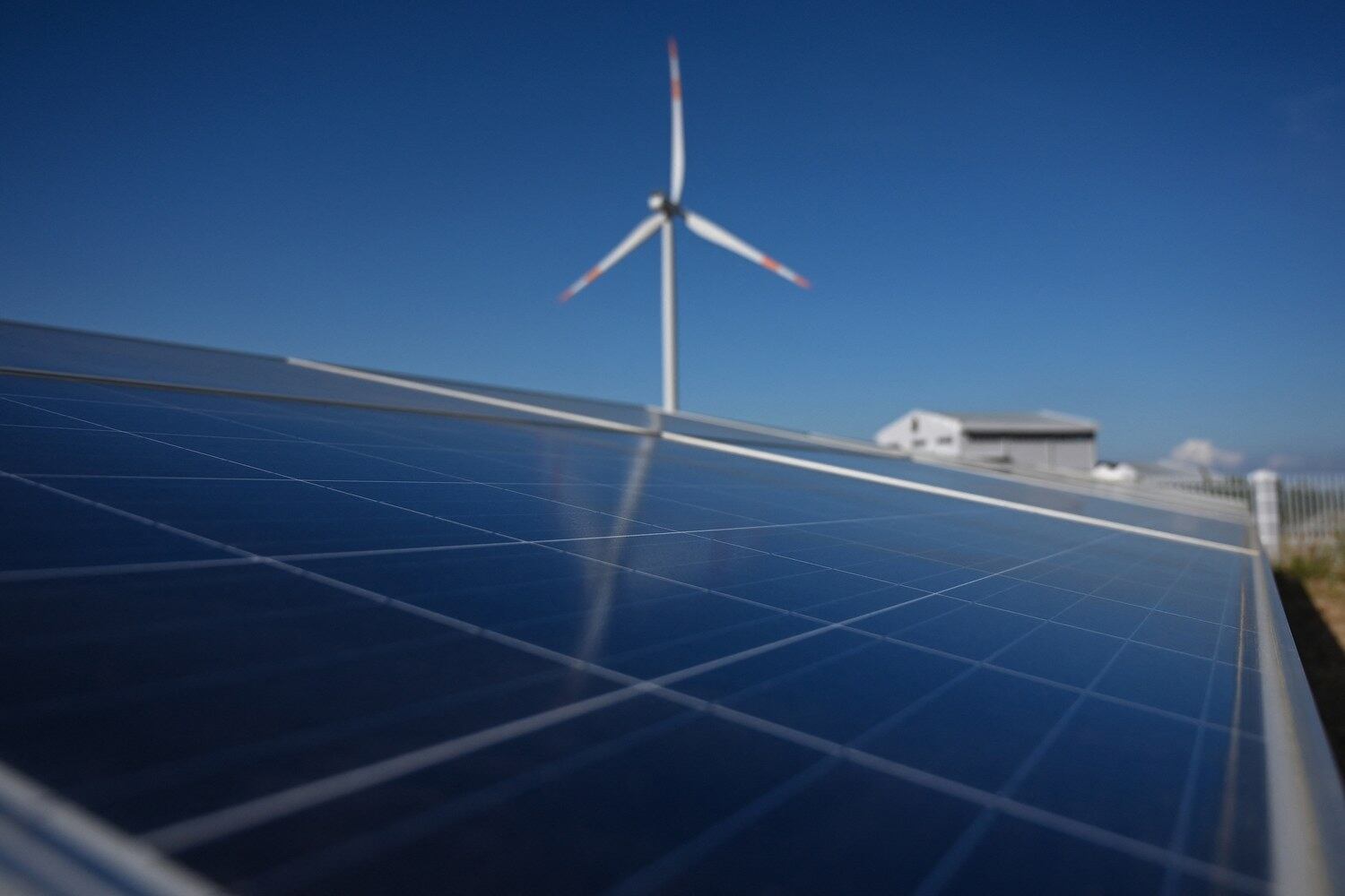 Một trang trại điện gió và năng lượng mặt trời ở Bình Thuận (hình minh hoạ)