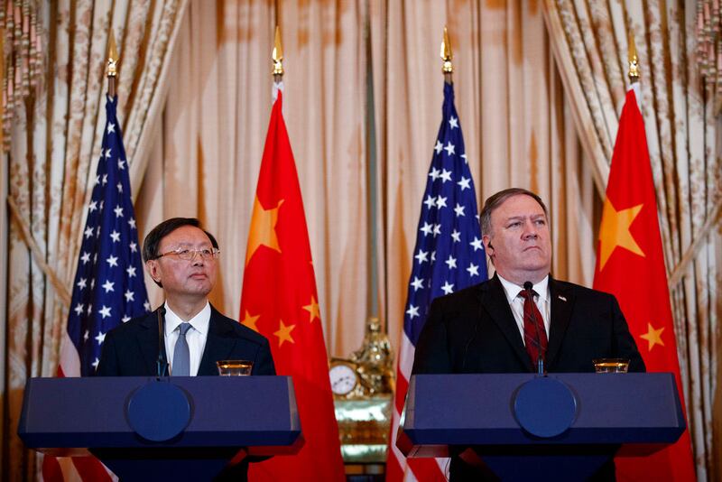 ئامېرىكا سابىق تاشقى ئىشلار مىنىستىرى مايك پومپېيو(Mike Pompeo) ئەپەندى خىتاينىڭ تاشقى ئىشلارغا مەسئۇل سىياسىي بىيۇرو ئەزاسى ياڭ جيېچى بىلەن. 2018-يىلى 9-نويابىر، ۋاشىنگتون.