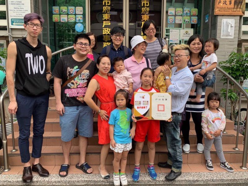 陈钒和慕得带四个孩子和亲友团到户政登记结婚。（陈钒提供）