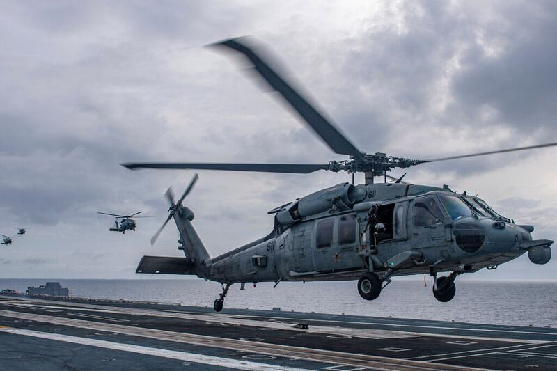 MH-60S Sea Hawk تىك ئۇچار ئايروپىلانى جەنۇبىي دېڭىزدىكى USS Nimitz ئاۋىئاماتكىسىغا قوندى. 2023-يىلى 12-فېۋرال.