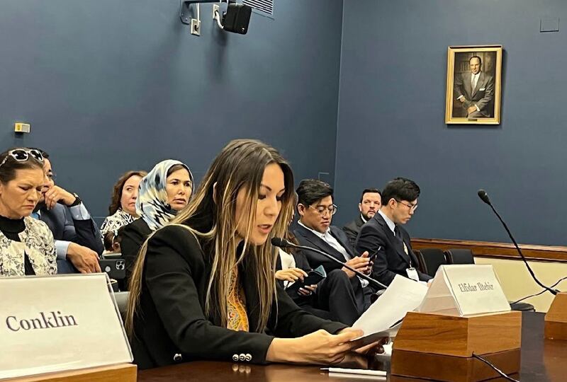 ئامېرىكا ئۇيغۇر بىرلەشمىسىنىڭ رەئىسى ئەلفىدار ئىلتەبىر خانىم CECC ئۆتكۈزگەن «ئۇيغۇر مەجبۇرىي ئەمگىكىنىڭ ئالدىنى ئېلىش قانۇنىنىڭ يولغا قويۇلۇشى ۋە ئۇنىڭ يەر شارى تەمىنلەش زەنجىرىگە كۆرسىتىدىغان تەسىرى» دېگەن تېمىدىكى گۇۋاھلىق ئاڭلاش يىغىنىدا گۇۋاھلىق بەرمەكتە. 2023-يىلى 18-ئاپرېل، ۋاشىنگتون.