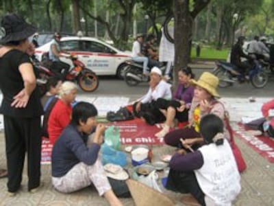 Người dân đi khiếu kiện đất đai tại Hà Nội hôm 28 tháng 9 năm 2012. RFA PHOTO / Uyên Nguyên.