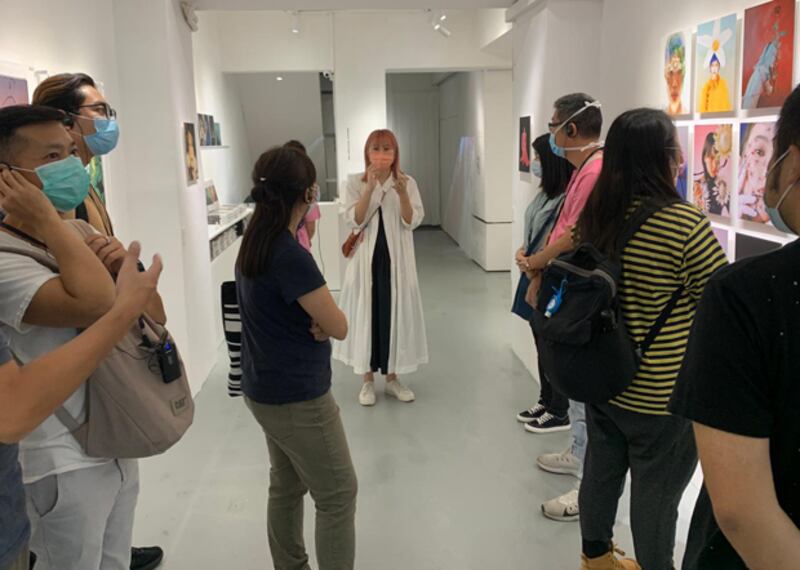 Pat帶當區社工到大南街，希望讓他們了解現在大南街的演變。（受訪者提供）