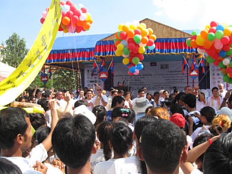 ក្រុម​សង្គម​ស៊ីវិល​នាំ​គ្នា​បង្ហោះ​ប៉េងប៉ោង ក្នុង​ថ្ងៃ​ប្រារព្ធ​ពិធី​រំឭក​ខួប​ទិវា​សិទ្ធិ​មនុស្ស​លើក​ទី​៦៤ ថ្ងៃ​ទី​១០ ធ្នូ ឆ្នាំ​២០១២ នៅ​ទីលាន​ប្រជាធិបតេយ្យ រាជ​ធានី​ភ្នំពេញ។