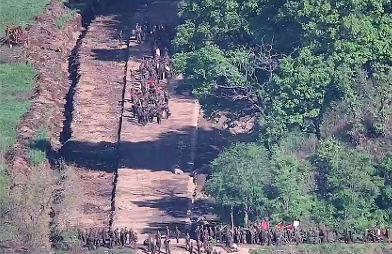 최근 비무장지대(DMZ)에서 작업 중이던 북한군 다수 인원이 지뢰 폭발로 다치거나 숨지는 사고가 발생했다고 한국 군이 18일 밝혔다. 사진은 전선지역에서 전술도로 보강 작업 중인 북한군.