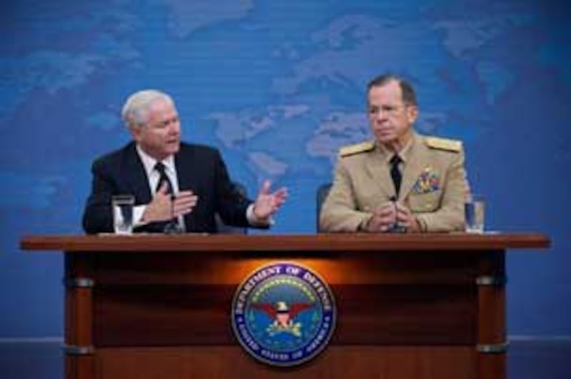 Bộ trưởng Quốc phòng Robert Gates (trái) cùng với Đô đốc Mike Mullen trong một cuộc họp báo ở Lầu Năm Góc, Washington DC, hôm 23-09-2010. AFP PHOTO / Saul Loeb.