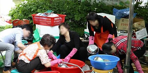 서울 강동구에 사는 탈북자 10명이 뜻을 모아 발족한 '되돌이사랑 봉사단'이 성내동 안말어린이공원에서 열린 저소득층 노인 대상 행사에서 자원봉사자로 일하고 있다.