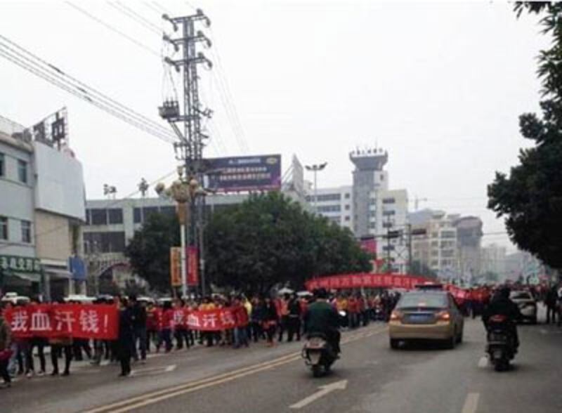 1月8日 ,工人手持維權橫額上街遊行,但未造成嚴重交通擠塞。(工人攝)