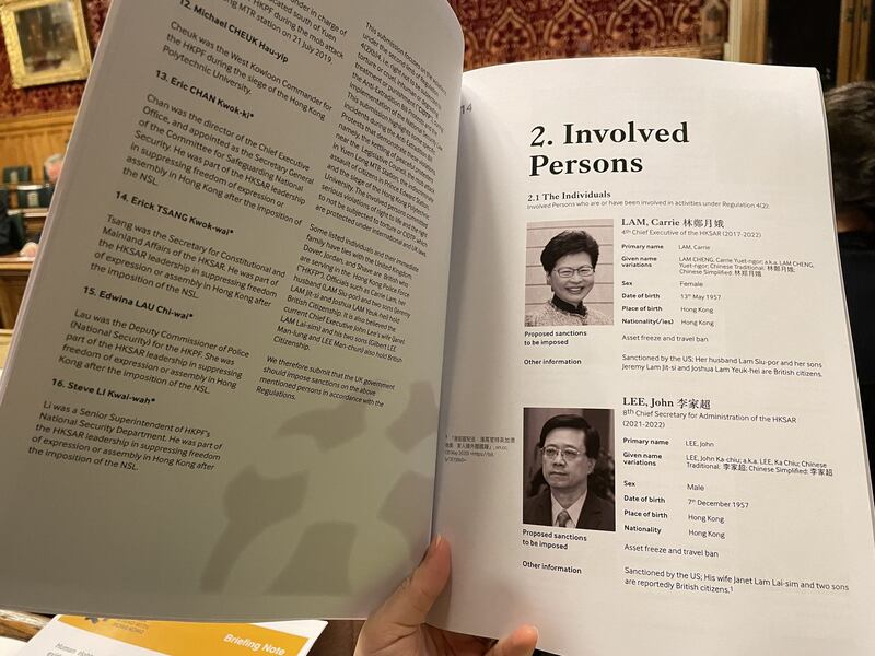 “重光团队”列出的16人制裁名单，包括多名已被美国制裁的前任和现任香港高官，详列16人的中英文全名及出生日期，建议英国政府冻结相关人士的英国资产，并禁止他们入境英国。 （邢博泓摄）