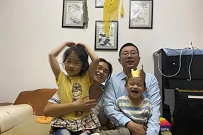 哈尔滨市基督教会"麦子圣乐高中"校长许峰与家人