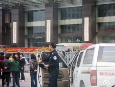 图片:公安在请愿现场戒备。(新浪微博)
