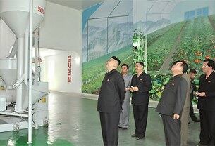북한 김정은 국방위원회 제1위원장이 지난 6월 평안남도 안주시에 있는 남흥청년화학연합기업소를 시찰하고 있다.