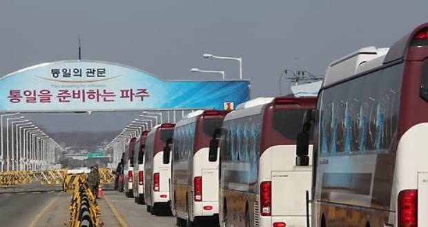 2018 평창동계올림픽 대회에 참가했던 북한 선수단과 응원단이 통일대교를 통해 북으로 귀환하고 있다.