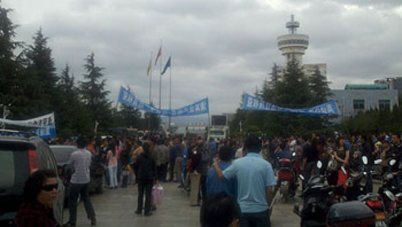 Yunnan_strike_labor350.jpg
