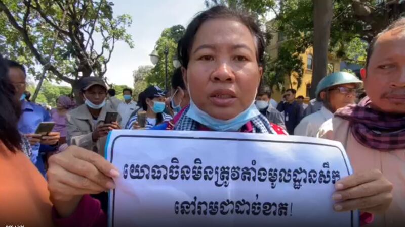 លោក​ស្រី ​សាត ផា ពេល​សម្ដែងមតិនៅ​មុខ​ស្ថានទូត​ចិន ថ្ងៃទី២៣ ខែតុលា ឆ្នាំ២០២០ ​ប្រឆាំង​មូលដ្ឋានទ័ព​ចិន នៅ​រាម ខេត្ត​ព្រះសីហនុ និង​​ទាមទារ​​​រដ្ឋាភិបាល​ក្រុងភ្នំពេញ​ និង​ប្រទេស​ហត្ថលេខី​ទាំងអស់ ​ឱ្យ​គោរព​ និង​អនុវត្ត​តាម​កិច្ចព្រមព្រៀង​សន្តិភាព​ក្រុងប៉ារីស​ឲ្យបាន​ត្រឹមត្រូវ។