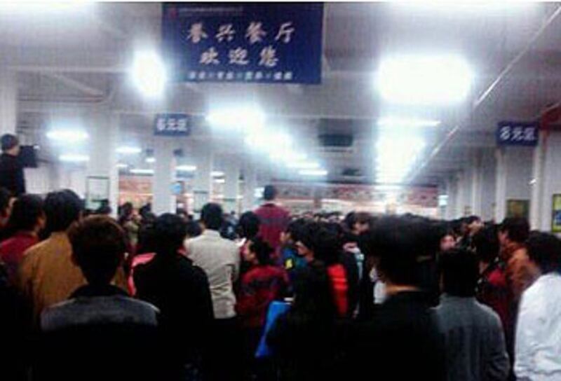 1月13日，東莞富港電子廠工人砸翻食堂後，工人圍堵食堂討說法。（工人提供）