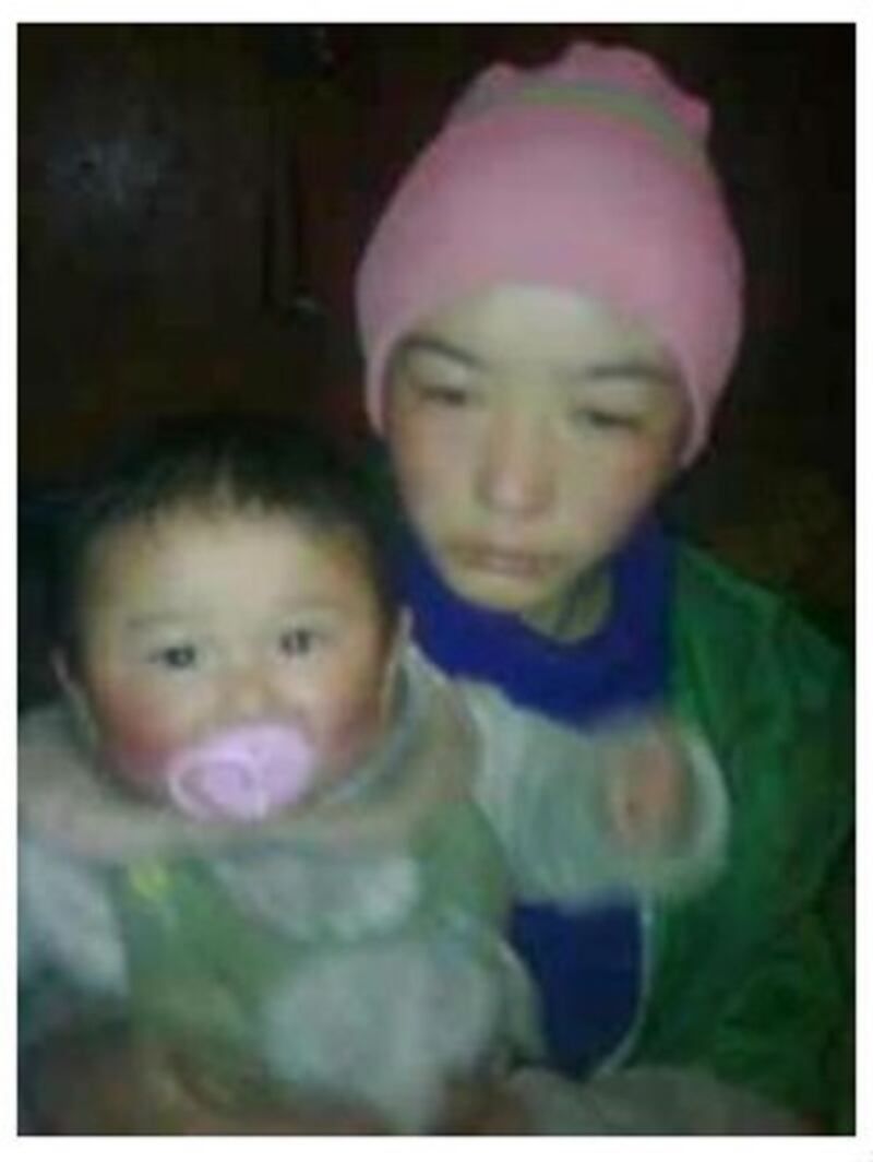 图片：贡觉嘉的妻儿。（受访人提供）