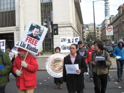 图片: 英国《华维藏团结会》和人权组织到伦敦中国使馆递交公开信呼吁释放诺贝尔和平奖得主刘晓波和所有良心犯(张安安摄)