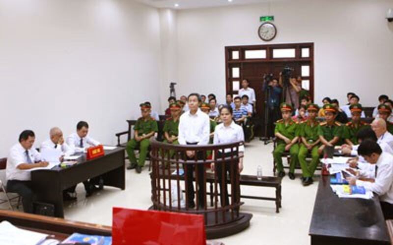 Blogger Basam Nguyễn Hữu Vinh (giữa) và người cộng sự Nguyễn Thị Minh Thuý tại tòa án Hà Nội vào ngày 22 tháng 9 năm 2016. 