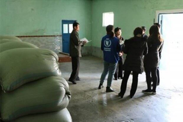 유엔 식량농업기구(FAO)와 세계식량계획(WFP) 공동 조사단이 황해남도의 배급소를 방문한 모습.