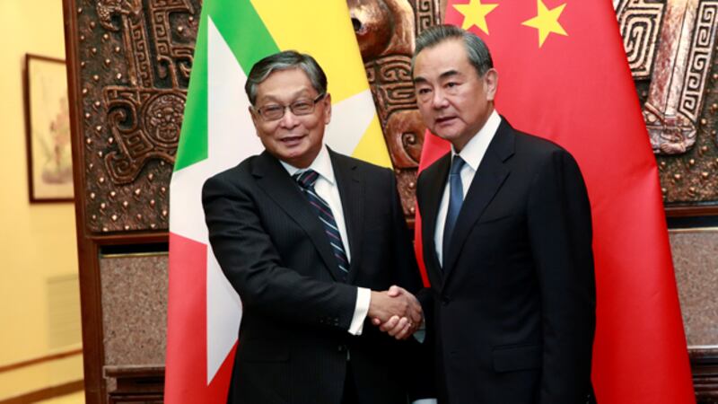 ၂ဝ၁၉ သြဂုတ်လ ၂၇ ရက်နေ့က မြန်မာနိုင်ငံတော်အတိုင်ပင်ခံရုံးဝန်ကြီး ဦးကျော်တင့်ဆွေနှင့် တရုတ်နိုင်ငံခြားရေးဝန်ကြီး ဝမ်ယိတို့ တရုတ်နိုင်ငံ ဘေဂျင်းမြို့တွင် တွေ့ဆုံစဉ်၊ 