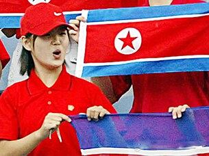 2005년 9월 인천에서 열린 아시아육상대회 당시 리설주로 추정되는 여성이 인천 문학월드컵경기장에서 인공기를 꺼내들고 응원하고 있다. 