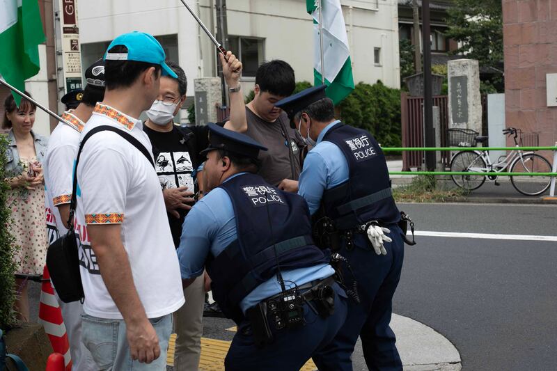 每次只能獲准5名示威者到中國大使館門外示威，出發前日警向示威者作循例搜身。 （張仕仁攝）