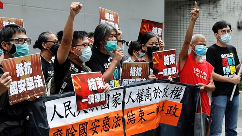 2020年7月1日,民众在香港抗议“国安法”。(美联社)